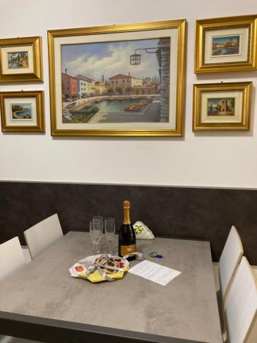 - une table avec une bouteille de vin et des verres dans l'établissement Garda Art&Lake, à Peschiera del Garda