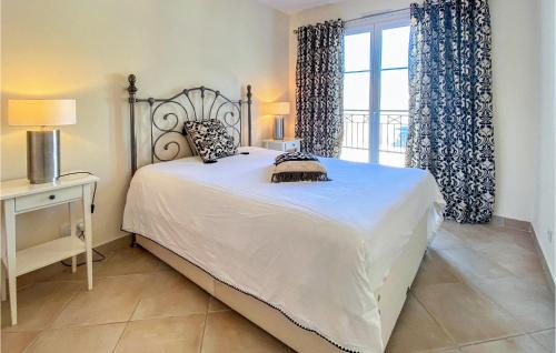 Un dormitorio con una cama grande y una ventana en 3 Bedroom Nice Home In Aigues-mortes, en Aigues-Mortes