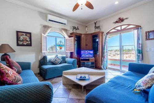 Μια τηλεόραση ή/και κέντρο ψυχαγωγίας στο Lovely vacation home in Mision Los Sahuaros