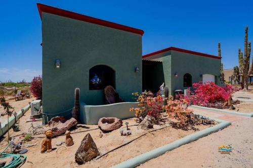 Κήπος έξω από το Lovely vacation home in Mision Los Sahuaros