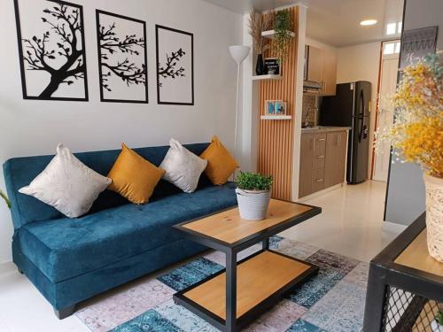 sala de estar con sofá azul y mesa en Casa moderna y acogedora. en Salento