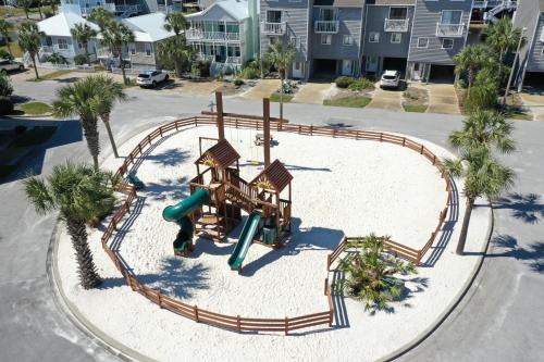 Ο χώρος παιχνιδιού για παιδιά στο Barrier Dunes 250 - 110 Sea Side Oasis by Pristine Properties Vacation Rentals