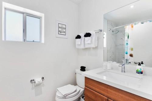 bagno con lavandino, servizi igienici e specchio di Retro Studio in the Heart of DTPH - Very Walkable a Phoenix