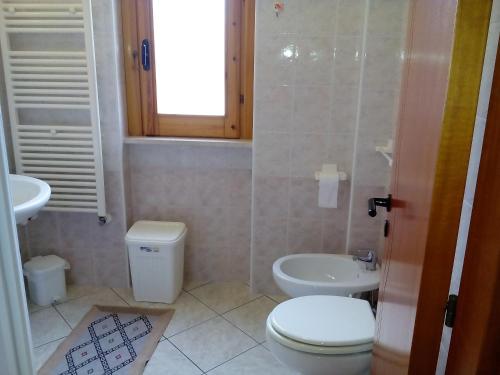 een kleine badkamer met toilet en wastafel bij Villa Giulia in Vieste