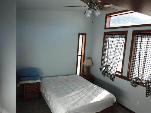 a bedroom with a bed and a ceiling fan at Rr-gull Lake Baby House in June Lake