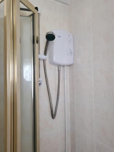 a shower in a bathroom next to a shower at HemsbyholidaysRetroRetreat in Hemsby