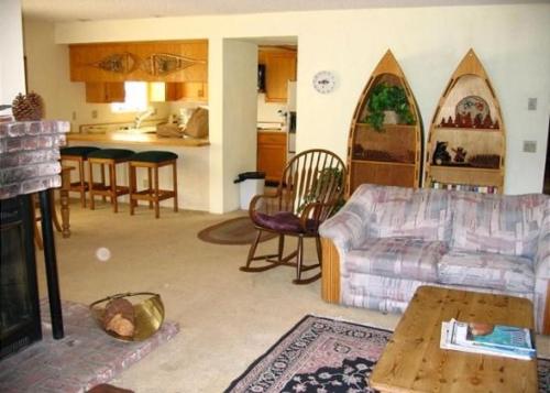 ein Wohnzimmer mit einem Sofa und einem Tisch in der Unterkunft Rr-interlaken 25 in June Lake