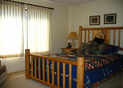 ein Teddybär auf einem Bett in einem Schlafzimmer in der Unterkunft Rr-interlaken 25 in June Lake