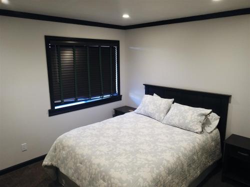 um quarto com uma cama grande e uma janela em Rr-edgewater20 em June Lake