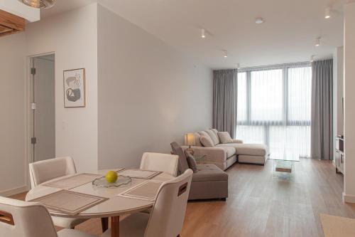 a living room with a table and a couch at Residencias Cityzen cerca del Aeropuerto in Echeverría
