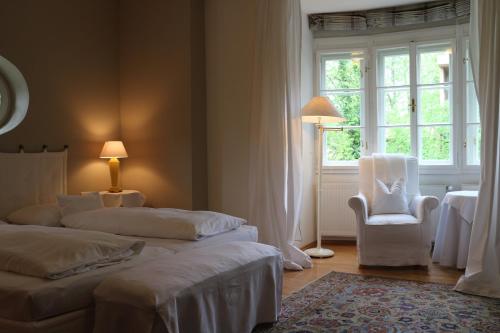 A bed or beds in a room at Hotel Seeschlößl Velden