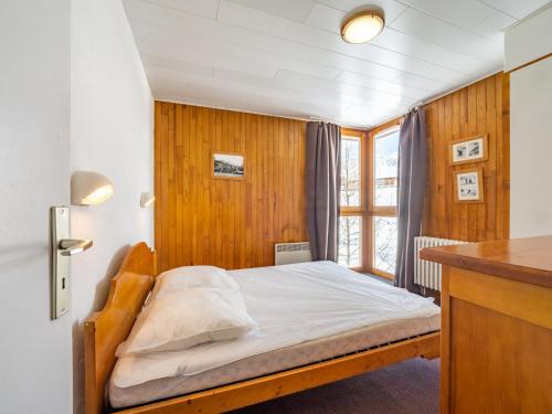 mała sypialnia z łóżkiem i oknem w obiekcie Appartement skis aux pieds à Tignes avec balcon, 6 couchages, proche commerces et navettes - FR-1-502-480 w mieście Tignes