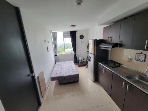 a small kitchen with a bench in the middle of it at APARTAESTUDIO en el Norte de Armenia, en la via a Salento y Filandia Con parqueadero de carro in Armenia