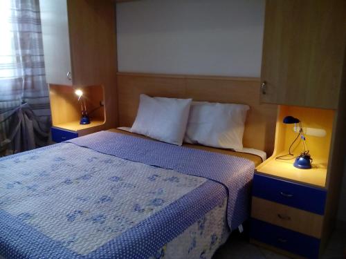 een slaapkamer met een bed en twee lampen op tafels bij Villa Giulia in Vieste