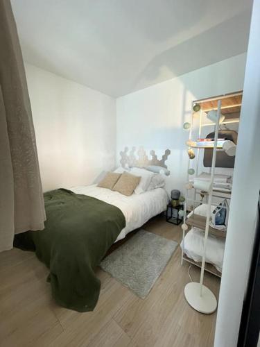 1 dormitorio con cama y estante para libros en appartement cosy et lumineux, en Orly