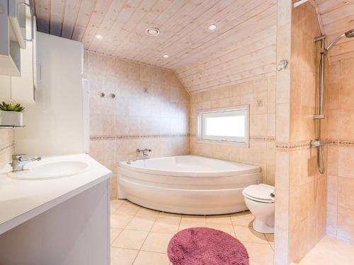 Koupelna v ubytování Holiday home Nørre Nebel XLIV