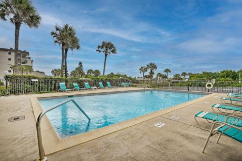 Πισίνα στο ή κοντά στο Ormond Beach Ocean-View Condo with Private Balcony!