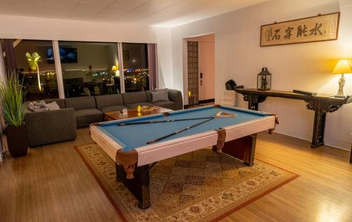 sala de estar con mesa de billar en Hilltop Legacy Vacation Rental, en Hilo