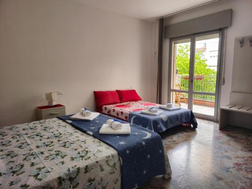 メストレにあるCa Dei Fiori 1 Veneziaのベッドルーム1室(ベッド2台、タオル付)