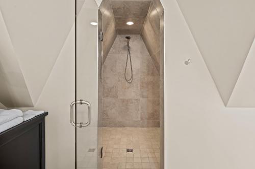 Kylpyhuone majoituspaikassa Superior Downtown Delight by Iris Properties!