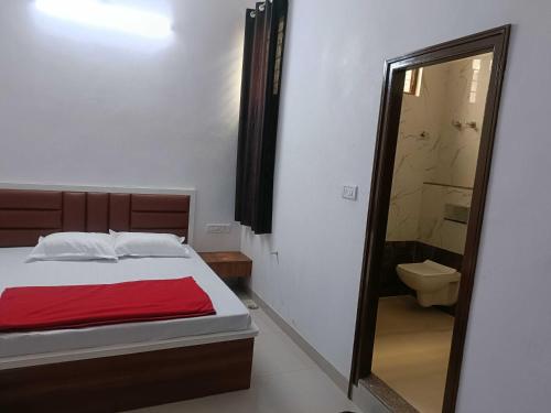 1 dormitorio con cama, ducha y aseo en OYO HOME RKR.inn, en Dabok