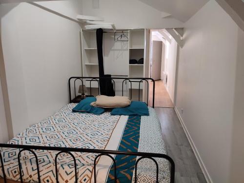 a bedroom with two bunk beds in a room at Centre Historique - Charmant T3 - 1h de l Océan in Orthez