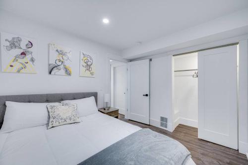 Katil atau katil-katil dalam bilik di Modern Red Door Haven +5mins to Boston