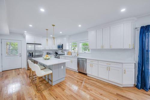 Dapur atau dapur kecil di Modern Red Door Haven +5mins to Boston