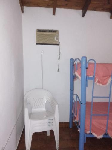 Habitación con 2 literas y ventilador. en Casa Flia Amarillo en Gualeguaychú