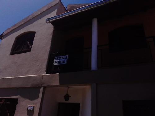 una señal en el costado de un edificio con una señal en él en Casa Flia Amarillo en Gualeguaychú