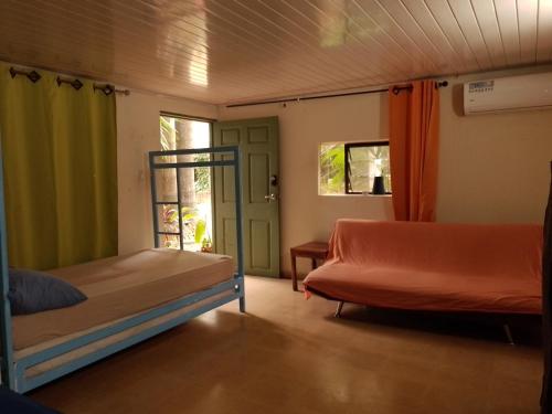 een kamer met 2 stapelbedden en een raam bij CulturaHumana Guesthouse in Panama-Stad