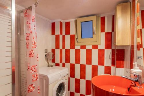 bagno con parete a scacchi rossa e bianca di Traveler Home 85m2 Private Parking Next to Center a Salonicco