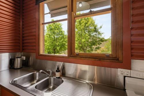 een keuken met een wastafel en een raam bij Studio at Quins Gap Retreat in Bright