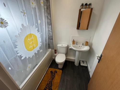 マンチェスターにあるZenith Apartmentの小さなバスルーム(トイレ、シンク付)