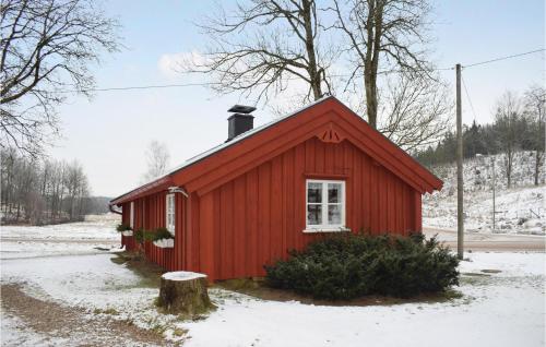 ein kleines rotes Gebäude im Schnee in der Unterkunft 2 Bedroom Cozy Home In Reftele in Reftele