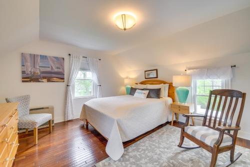 Schlafzimmer mit einem Bett, einem Schreibtisch und einem Stuhl in der Unterkunft Rockland Home with Deck 5 Mins to Historic Downtown! in Rockland