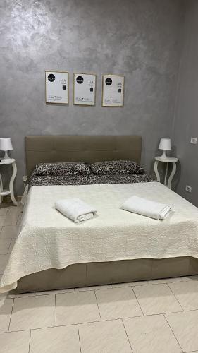 1 dormitorio con 1 cama con 2 toallas en Casa Toto, en Nápoles