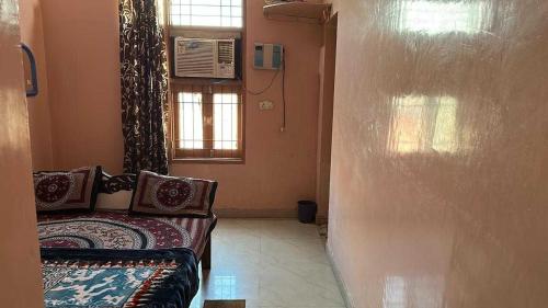 Habitación pequeña con 2 camas y ventana en OYO 81144 Royal Guest House, en Jīnd