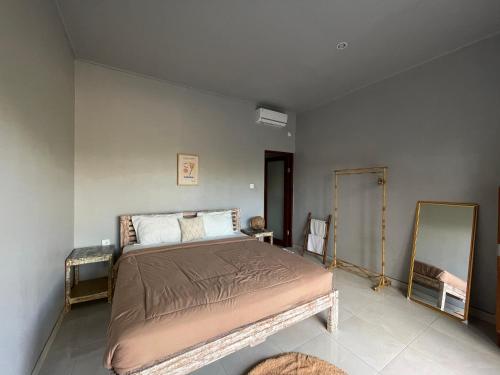 Ένα ή περισσότερα κρεβάτια σε δωμάτιο στο Tyana Private Room in Batu Bolong 26