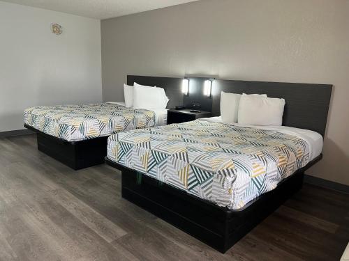 a hotel room with two beds in a room at Motel 6-Middleburg Heights, OH - Cleveland in Middleburg Heights