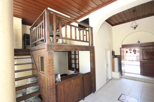 um quarto com uma escada em espiral de madeira numa casa em Munchen Pension em Antalya