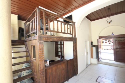une chambre avec un escalier en colimaçon en bois dans une maison dans l'établissement Munchen Pension, à Antalya