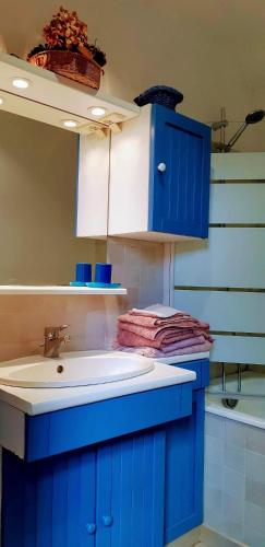 - une cuisine bleue avec un évier et des armoires bleues dans l'établissement U Mirante, Panoramic terrace over gulf sunset, à Patrimonio