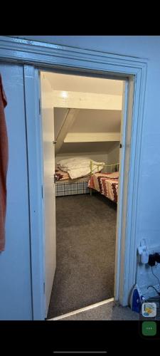 eine offene Tür zu einem Zimmer mit einem Bett in der Unterkunft 2 single bed in one room in a shared apartment in Bradford