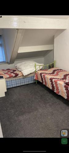 two bunk beds in a room with at 2 single bed in one room in a shared apartment in Bradford