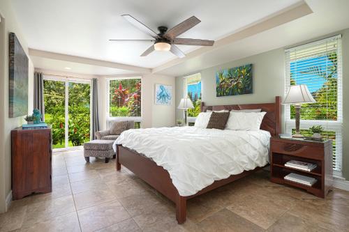 - une chambre avec un lit et un ventilateur de plafond dans l'établissement Kuu Lei Villa, à Princeville