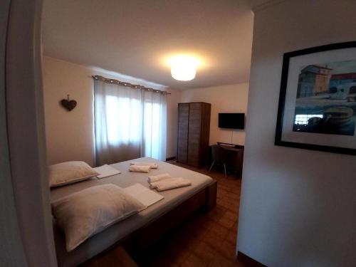 - une chambre avec un lit et des serviettes dans l'établissement Apartments and rooms with parking space Murter - 20782, à Murter