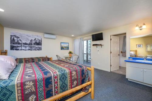 een slaapkamer met een bed en een wastafel bij Falcons Nest (Downstairs) in Yosemite West