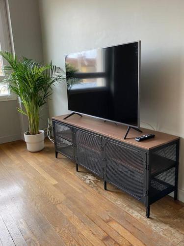 Il comprend un salon doté d'une télévision à écran plat. dans l'établissement Central - Le Sambin, à Dijon