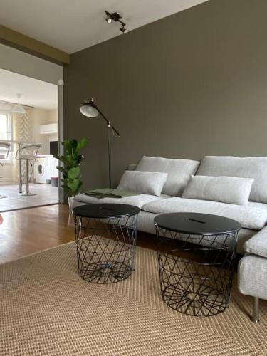 un salon avec un canapé et deux tables dans l'établissement Central - Le Sambin, à Dijon